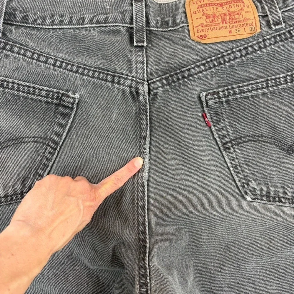 Vintage Levi's 550 Relaxed‎ Fit Denim Shorts Men 34 (Tag 36) Distressed 90s USA